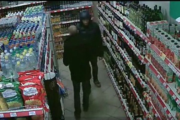В Пензе пьяных парней, укравших медовуху, вычислили по камере видеонаблюдения