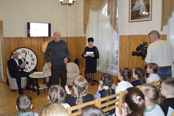 Фото||penzacitylib.ru В Пензе двое писателей устроили поэт-баттл в «Библионочь»