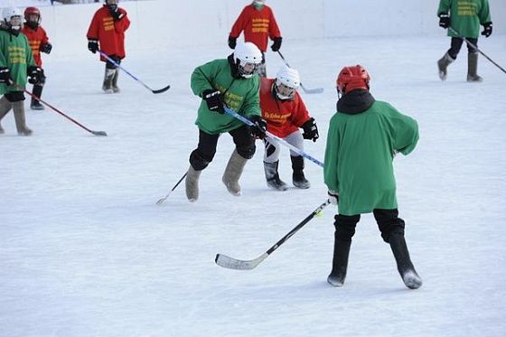 В Заречном стартовал чемпионат по хоккею в валенках