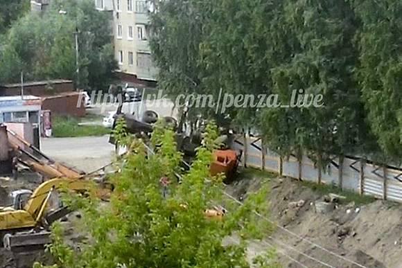 На ул. Бородина упал кран и перевернулся КамАЗ — пензенцы