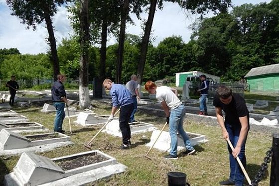 В Пензе чиновники и студенты облагородили братские могилы воинов