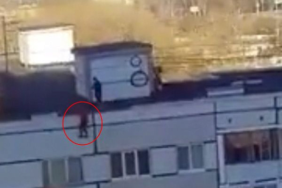 В Сети появился ролик с висящим на крыше в Пензе парнем