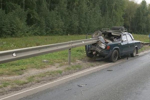 Фото||gibdd.ru В Пензенской области «Волга» «нанизалась» на ограждение, 2 человека погибли