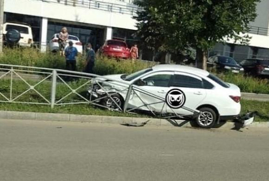 На Кижеватова после столкновения Nissan врезался в ограждение