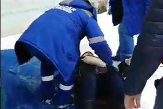 В Пензе льдина с крыши упала на женщину