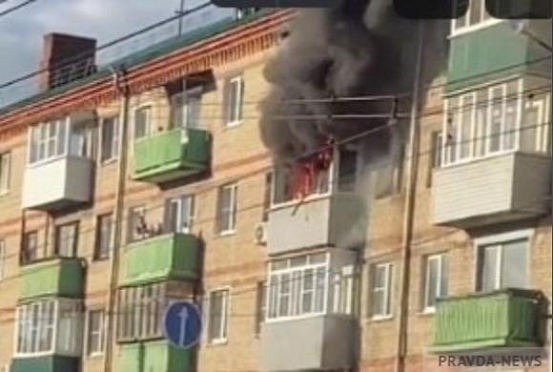 Пензенцы опубликовали видео горящего дома на Ленинградской 