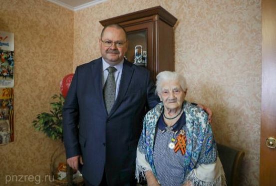 Мельниченко вручил знак «Во славу земли Пензенской» 101-летней Анне Комратовой