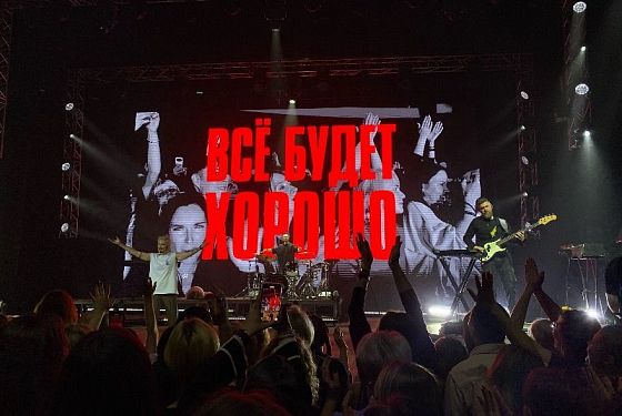 Дуэт с фанатом и прогулки по балкону: чем запомнился концерт Арбениной в Пензе Дуэт с фанатом и прогулки по балкону: чем запомнился концерт Арбениной в Пензе