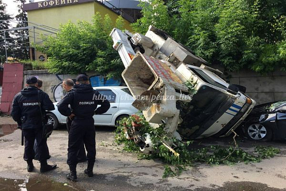 Фото||vk.com/penza_live На ул. Московской автокран упал с парапета на иномарки — очевидцы