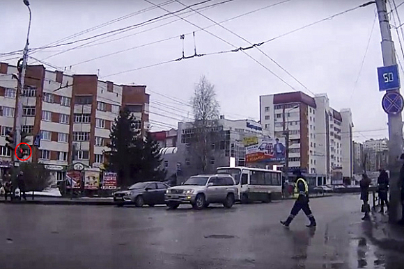 В Пензе госавтоинспектор перешел дорогу на «красный» и попал на видео