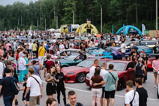 Фестиваль «Сова-фест 2023» собрал более 200 уникальных машин