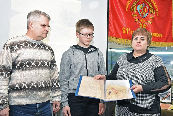 В Пензе родственникам солдата ВОВ передали письма, найденные под Луганском
