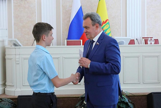 Валерий Лидин вручил школьникам первые паспорта