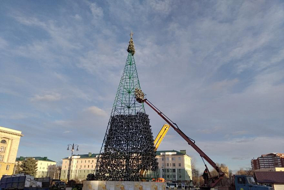 В Пензе начали разбирать новогоднюю елку на площади имени Ленина