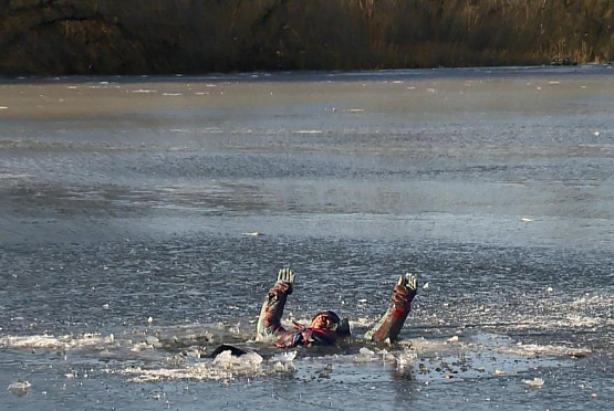 Пензенцам напомнили об опасности катания на коньках по льду водоемов
