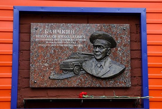 Олег Мельниченко открыл памятный знак почетному ветерану МЧС ПФО 