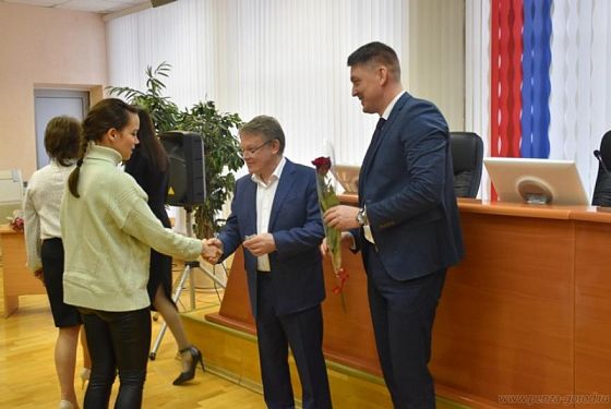 Александр Басенко вручил ключи от новых квартир детям-сиротам
