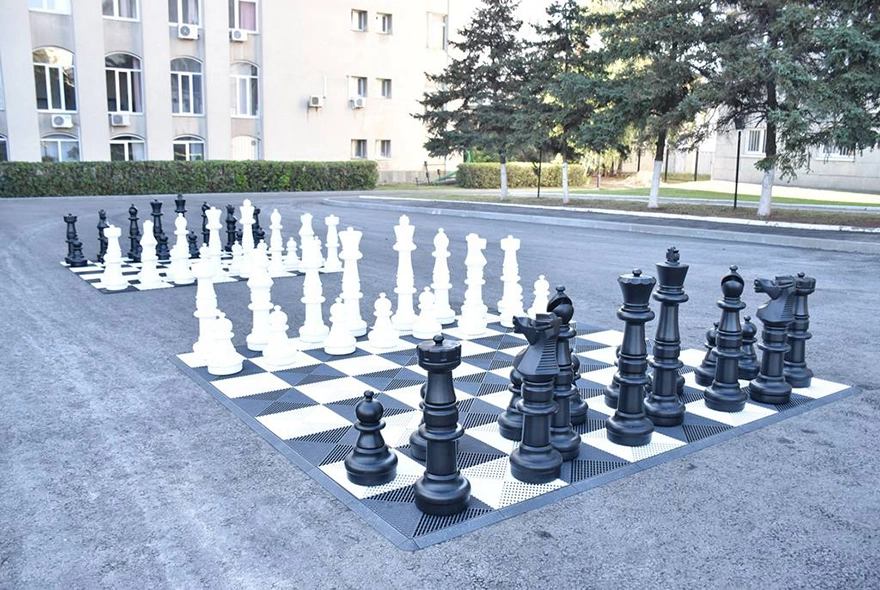 Жители Пензы могут сыграть в шахматы на площадке у мэрии