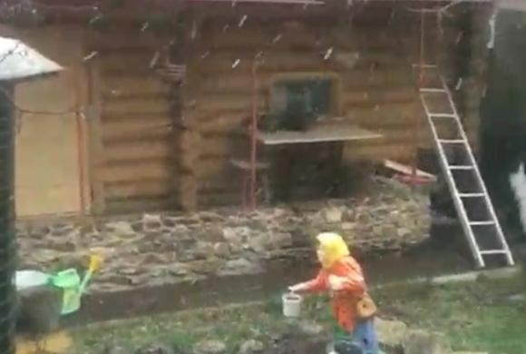 В Кузнецке выпал снег — видео