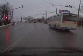 В Пензе пассажирский автобус промчался на «красный»