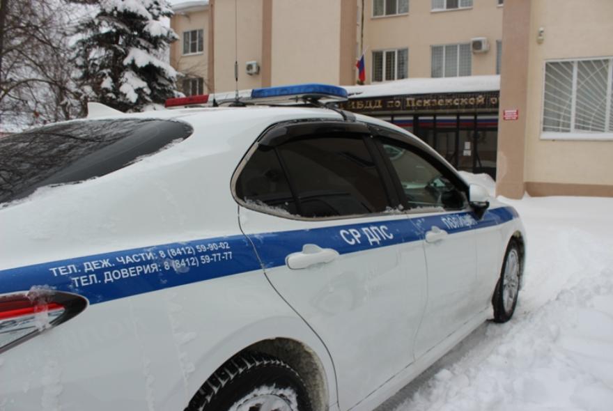 В Пензенском районе дорожные полицейские пришли на помощь водителю