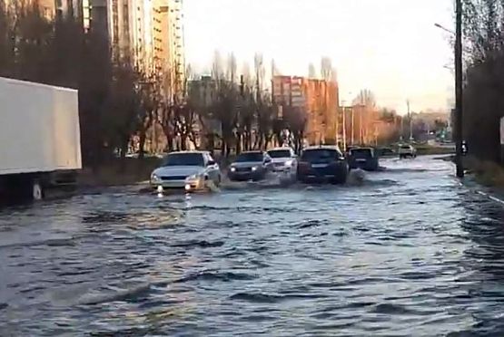 На ул. Тернопольской затопило дорогу