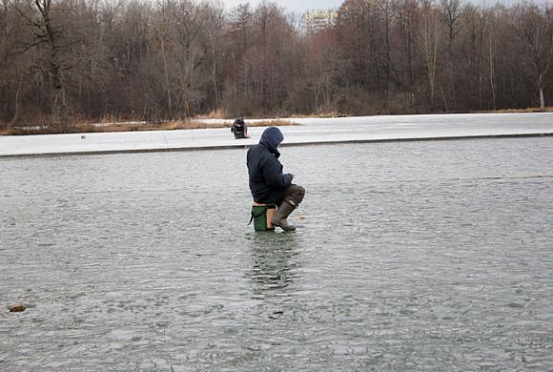 На подтаявшем льду пензенских водоемов по-прежнему собираются рыбаки