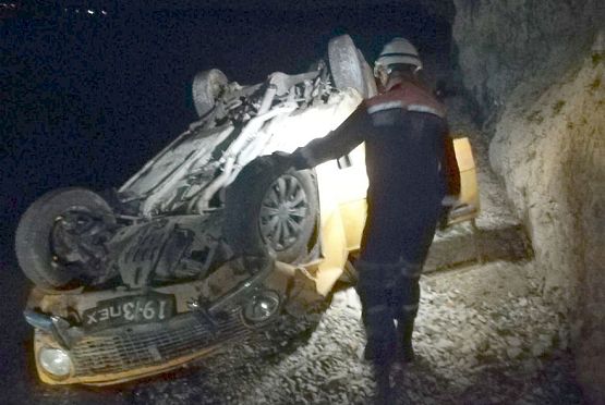 Спасатели перенесли в «скорую» женщину, упавшую в автомобиле с обрыва