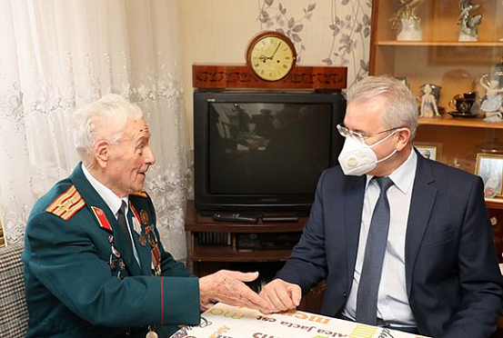 Иван Белозерцев поздравил с 95-летием ветерана Александра Панфилова