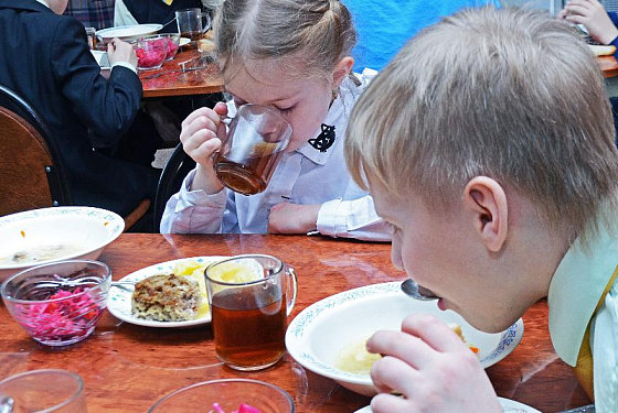 В двух пензенских школах детей хотели накормить опасными продуктами