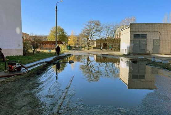 Жителям Антонова помогли решить проблему с подтопленным двором