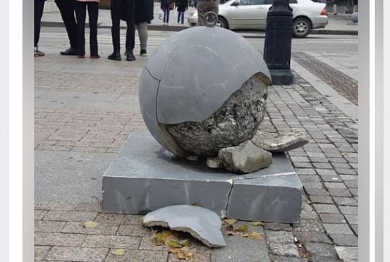 В Пензе на улице Московской разрушаются декоративные шары