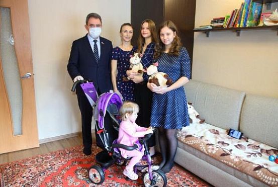 Елка желаний: Валерий Лидин исполнил желание 3-летней Сашеньки