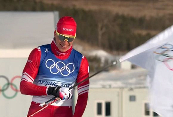 Александр Большунов принес сборной ОКР первую золотую медаль на Играх в Пекине
