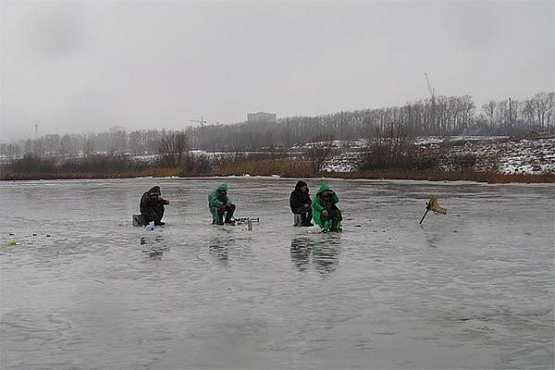 Несмотря на +7 градусов, в Пензе рыбаки выходят на лед