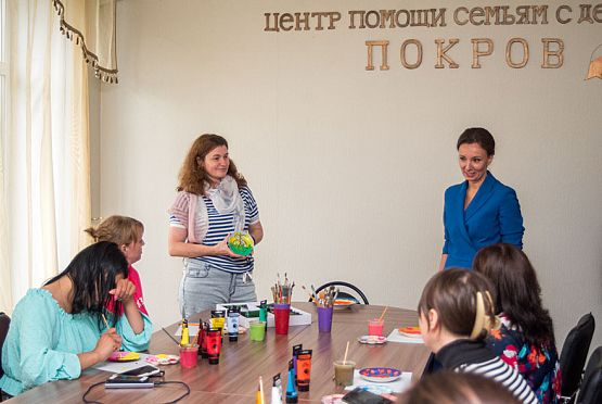 В Пензе Анна Кузнецова посетила фонд «Покров», который она создавала