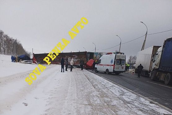 Три фуры столкнулись в Нижнеломовском районе