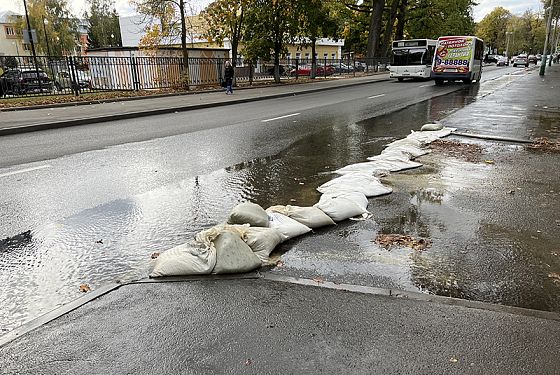 В Пензе улицу Лермонтова заливает водой