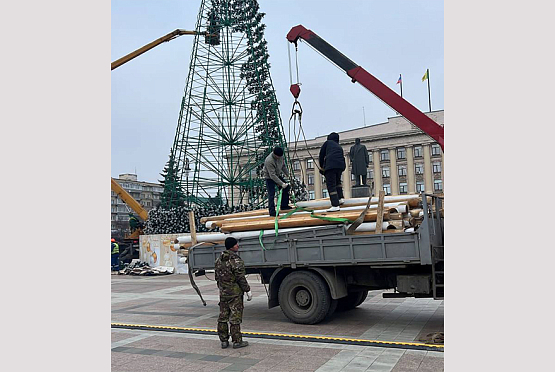 В Пензе на площади Ленина начали монтировать домик Деда Мороза