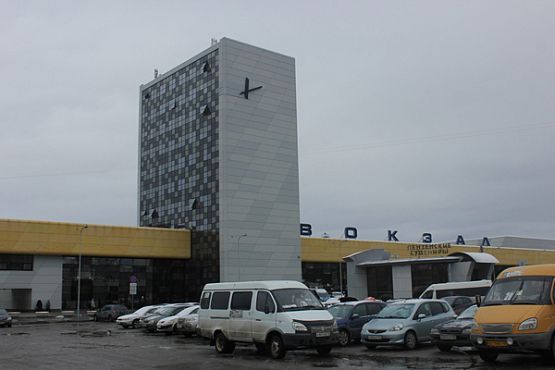 На здании гостиницы ж/д вокзала «Пенза-1» монтируют новые часы