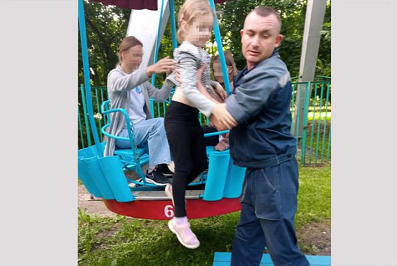 В Кузнецке спасатели помогли маме с детьми спуститься с колеса обозрения