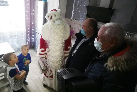 Елка желаний: Дед Мороз исполнил мечту 5-летнего Максима из Пензы