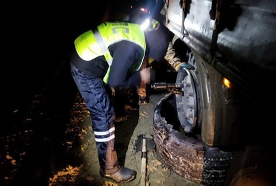 Пензенские автоинспекторы помогли водителю грузовика с лопнувшим колесом