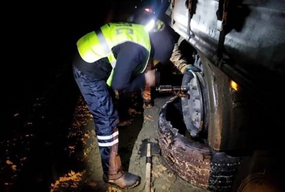 Пензенские автоинспекторы помогли водителю грузовика с лопнувшим колесом