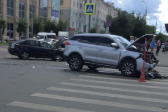 В Пензе у ЦУМа произошла жесткая авария на перекрестке