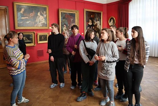 Школьники из Пологовского района посетили Пензенскую картинную галерею 