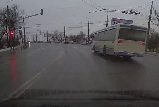 В Пензе пассажирский автобус промчался на «красный»