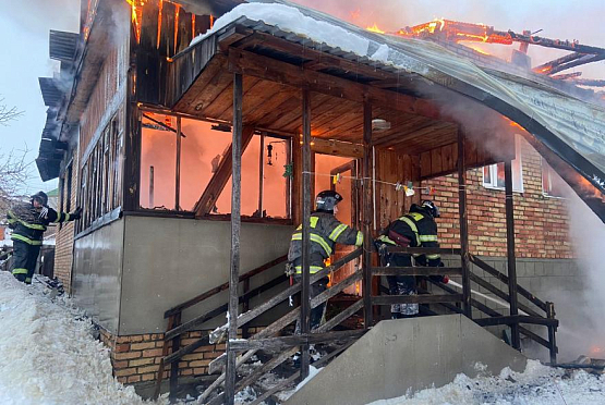 В Пензе в микрорайоне «Заря» сгорел двухэтажный дом