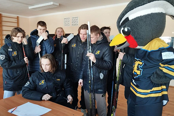 В Пензе хоккеисты «Дизелиста» пришли на выборы командой