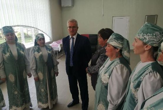 Иван Белозерцев посетил библиотечно-досуговый центр в Индерке